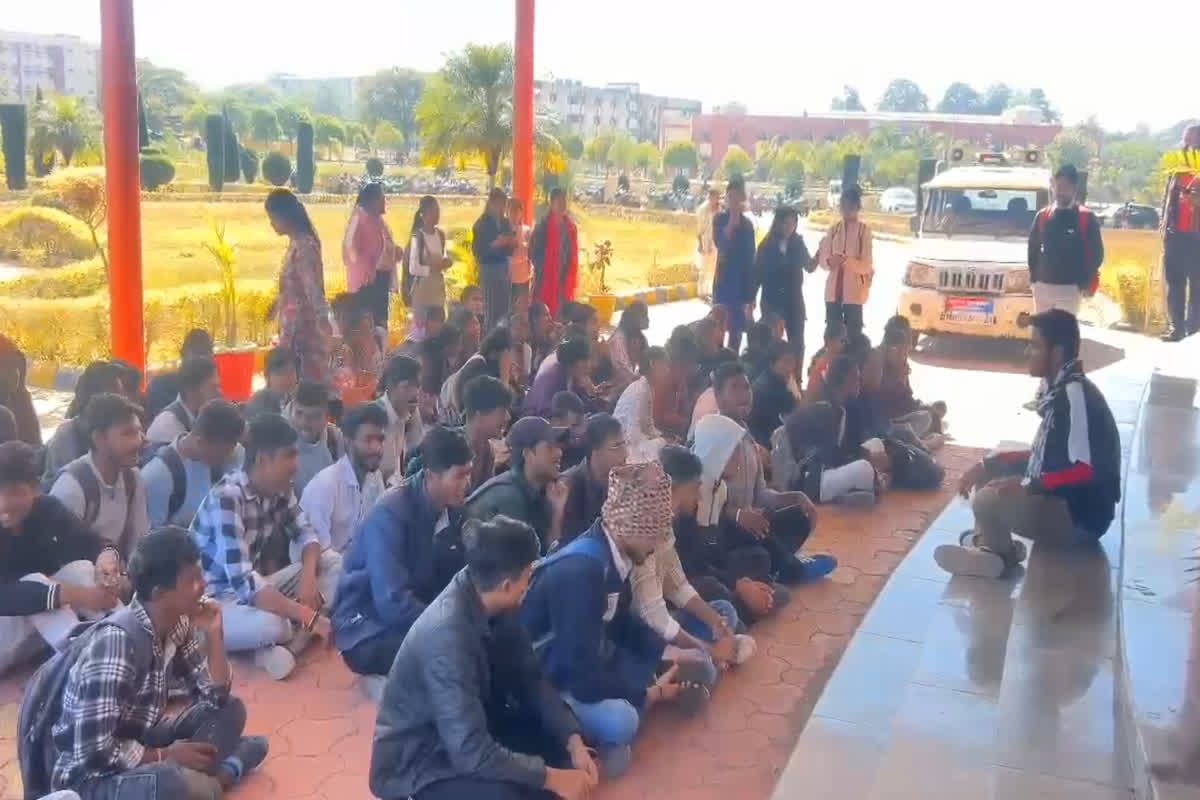 Anuppur News: यूनिवर्सिटी में प्रोफेसर का शर्मनाक करतूत! छात्रा से अश्लील हरकत, फिर शारीरिक संबंध बनाने का दबाव, अब लिया गया ये बड़ा एक्शन