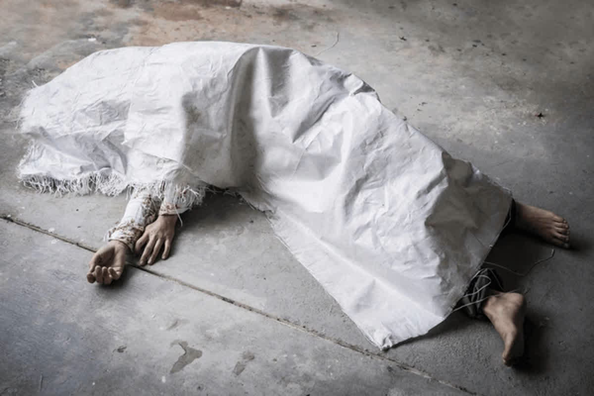 Baikunthpur News: पहले बुजुर्ग को फावड़े से मारकर उतारा मौत के घाट, फिर खुद कुएं में कूदकर दी जान, आखिर सनकी युवक ने क्यों उठाया ये कदम