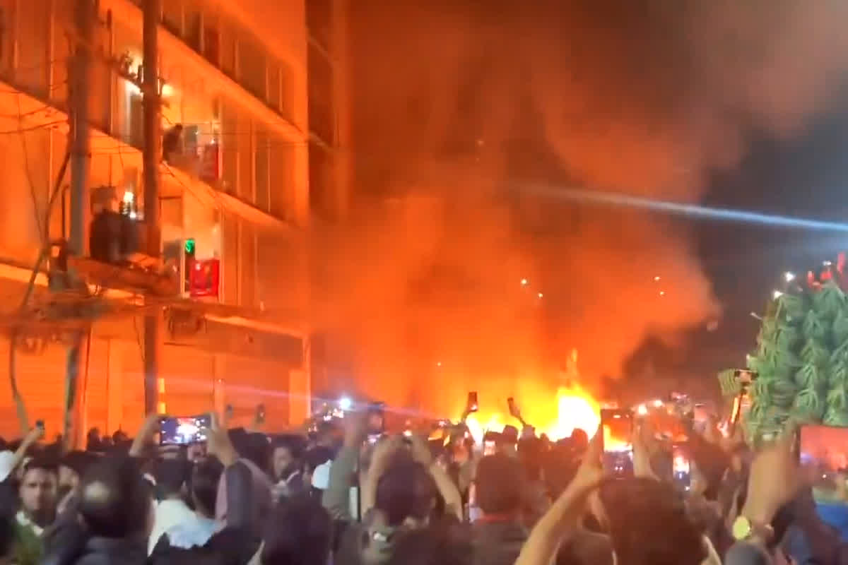 Bangladesh Violence News: बांग्लादेश में फिर भड़की हिंसा, एक नेता की मौत से शुरू हुआ बवाल, जानें क्या है पूरा मामला