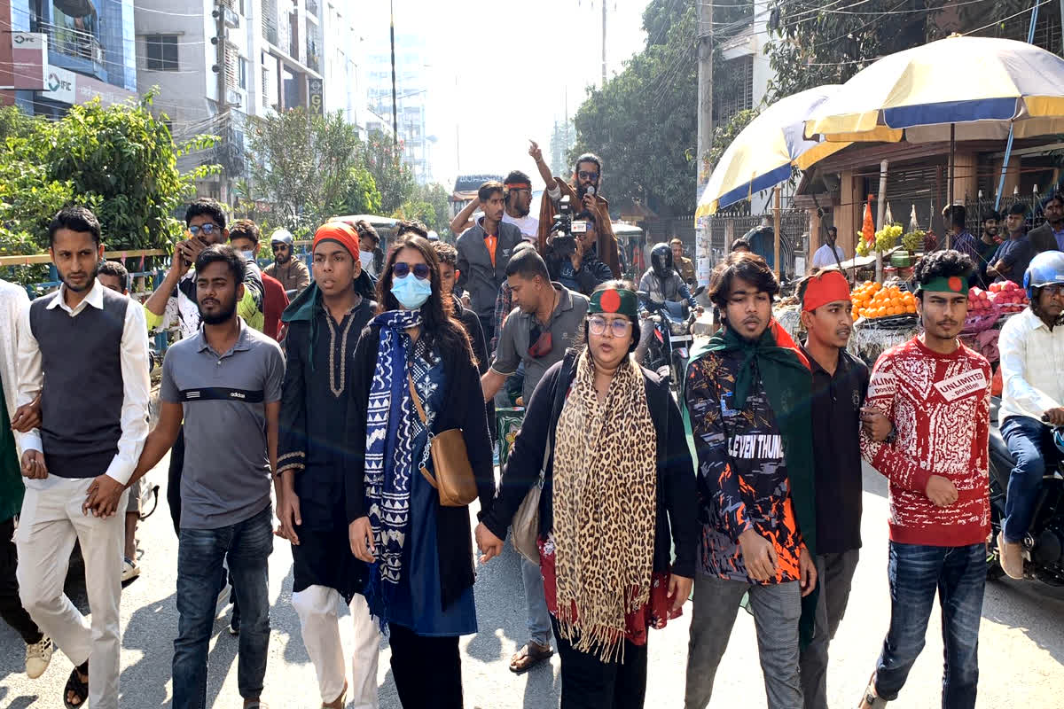 Bangladesh Protest News: बांग्लादेश में फिर बढ़ा तनाव! राजशाही में प्रदर्शनकारियों का भारतीय मिशन के सामने प्रदर्शन, पुलिस से हुई झड़प, देखें