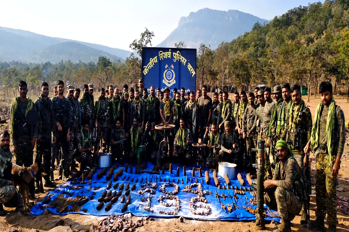 Bijapur Naxal Operation: लाल आतंक की खौफनाक प्लान फेल… हथियार और विस्फोटक बरामद, नक्सलियों के अवैध डम्प को जवानों ने किया नष्ट