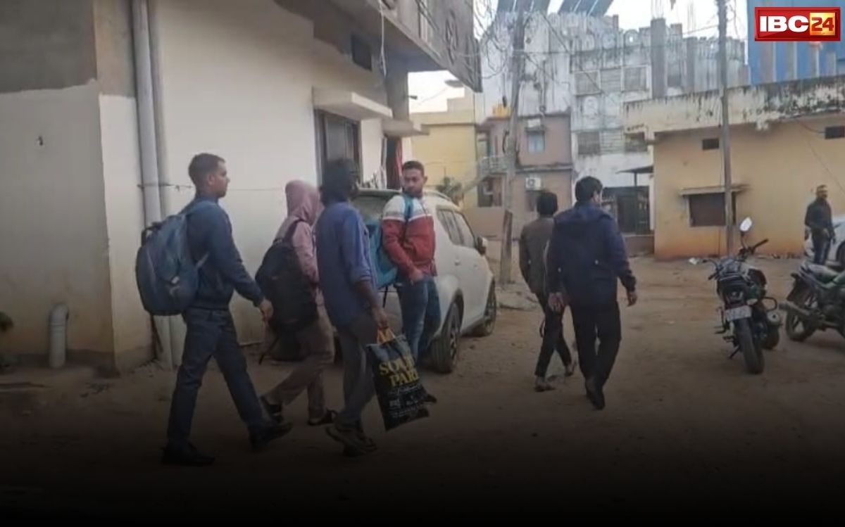 Bijapur Post Office Bribery: होटल में चल रहा था रिश्वत का ‘लेन-देन’.. भनक लगते ही आ धमकी CBI, रंगे हाथों पकड़े जाने पर छूटे सरकारी बाबु के पसीने