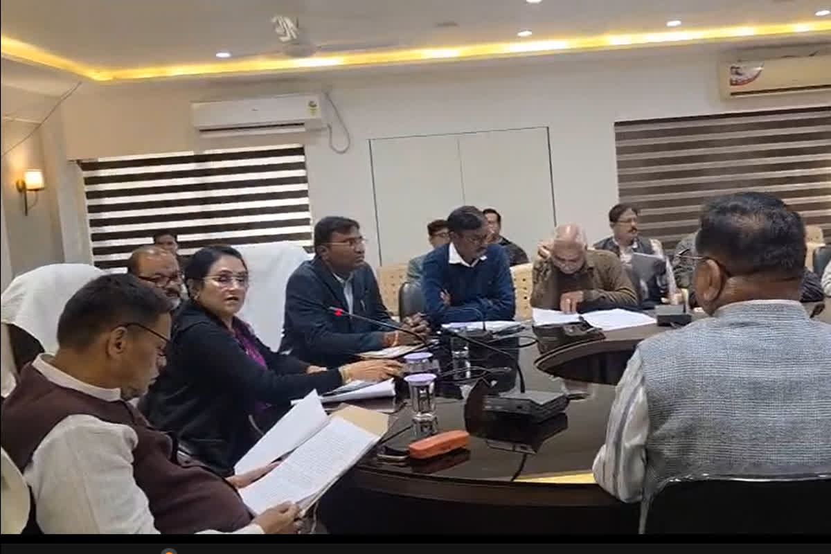 Bilaspur News: कुर्सी को लेकर बीजेपी नेताओं का बवाल! ‘बैठने का अधिकार नहीं..’, कहकर भड़के MIC मेंबर, सभापति से हुई जमकर बहस, देखें