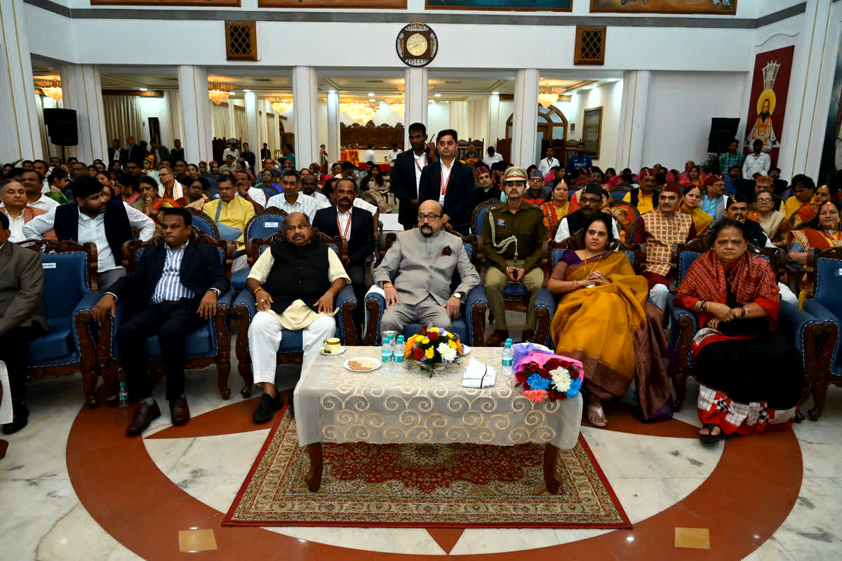 CG News: छत्तीसगढ़ राजभवन में “एक भारत श्रेष्ठ भारत” का भव्य आयोजन, छह राज्यों के स्थापना दिवस पर सांस्कृतिक संगम, विधायक पुरंदर मिश्रा अपनी धर्मपत्नी के साथ हुए शामिल