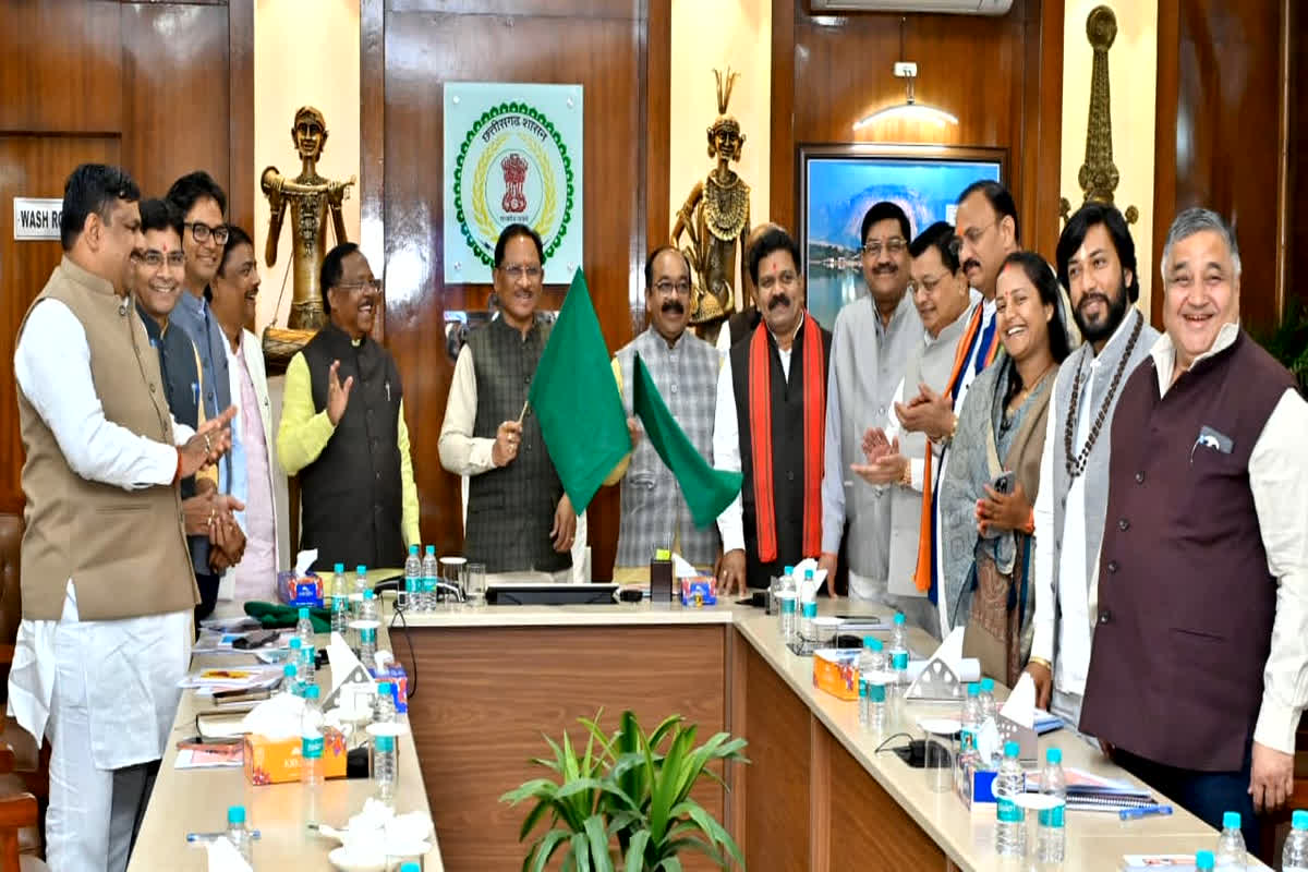 CM Gramin Bus Yojana: मुख्यमंत्री ग्रामीण बस योजना का दूसरा चरण शुरू, छत्तीसगढ़ में 180 नए गांवों तक पहुँची बस सुविधा, बस्तर-सरगुजा में बढ़ा यातायात नेटवर्क