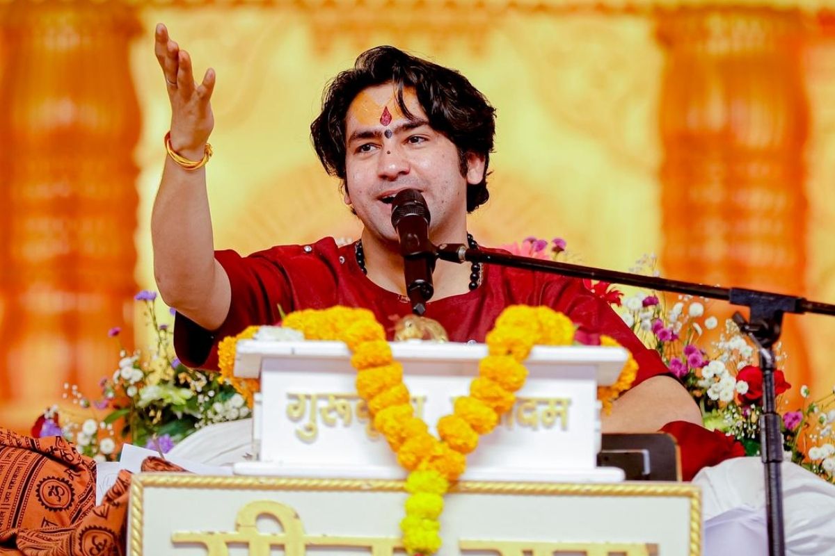 Dhirendra Shastri News: बाबा बागेश्वर के पैर छूने पर सस्पेंड हुई पुलिस, हनुमंत कथा के मंच से धीरेन्द्र शास्त्री ने कह दी ये बड़ी बात, देखें वीडियो