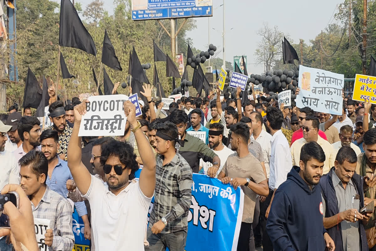 Durg News: छत्तीसगढ़ में नई जमीन गाइडलाइन के खिलाफ उग्र प्रदर्शन, कारोबारियों ने किया ये काम तो पुलिस ने किया लाठीचार्ज, कई घायल और इतने लोग हिरासत में