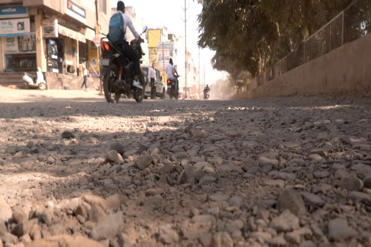Sachin Tendulkar Road: अपनी बदहाली पर आंसू बहा रहा ‘सचिन तेंदुलकर’ मार्ग! IBC24 ने दिखाई तस्वीरें तो हरकत में आया प्रशासन, अब फिर शुरू होगा निर्माण कार्य