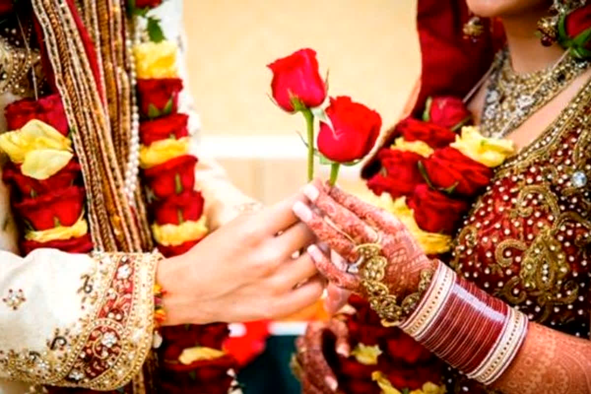 Gwalior News: शादी के नाम पर किराए के मकान में हो रहा था ये काम, कॉल सेंटर की महिलाओं ने 1500 से ज्यादा लोगों को ऐसे बनाया शिकार, MY PARTNER का सच जान पुलिस के भी उड़ गए होश