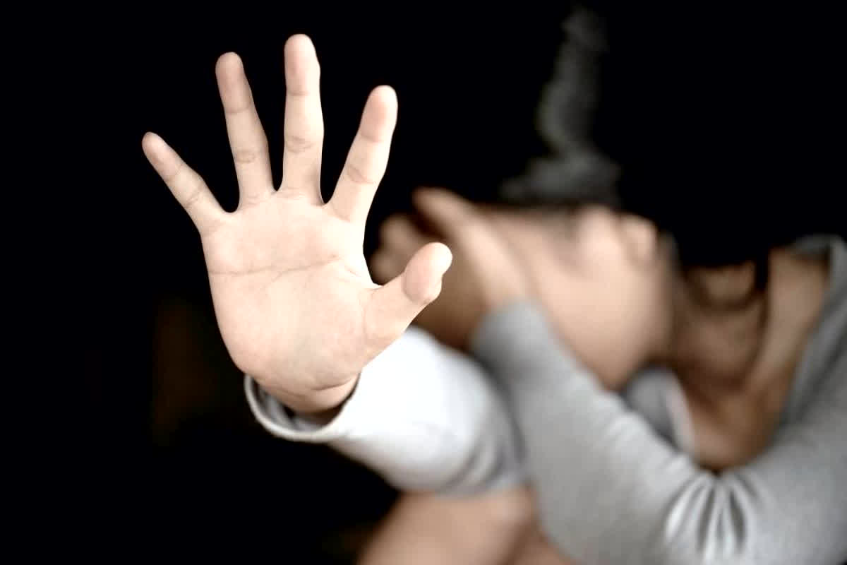 Jabalpur News: शिकायत की तो नौकरी से निकाल दूँगा… फैक्ट्री के अंदर महिला कर्मचारी के साथ ‘साहब’ करते थे ऐसी हरकत, राज़ खुलते ही मच गया बवाल