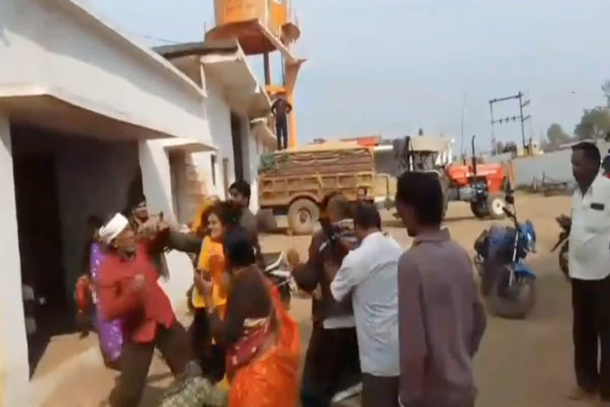Jabalpur Fight Viral Video: जरा सी बात पर बीच सड़क भिड़ गए महिला-पुरुष, राशन दुकान के सामने करने लगे ऐसी हरकत ,अब वायरल हो गया वीडियो