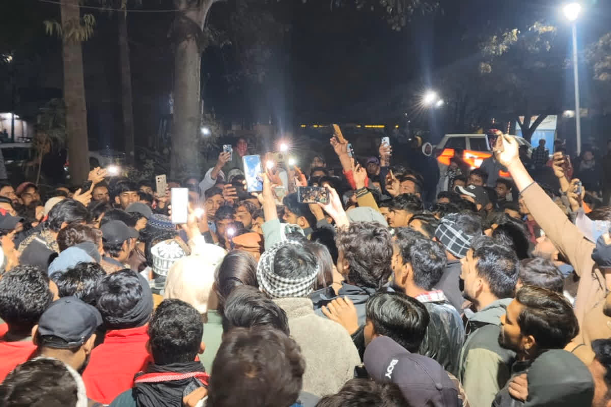 Muslim Women Burns Quran: मुस्लिम महिला ने ‘कुरान शरीफ’ को किया आग के हवाले, शिकायत के बाद भी पुलिस ने नहीं की कार्रवाई, उग्र हुए समाज के लोग