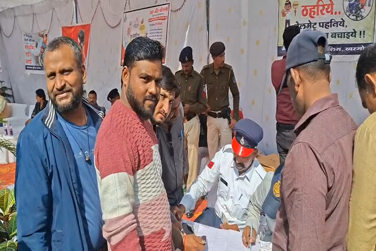 Free Helmet Distribution: एमपी के इस जिले में फ्री हेलमेट बांटने निकले एसपी साहब, लोगों की भीड़ देखर पुलिस अधिकारी भी रह गए दंग, वीडियो हो रहा वायरल!