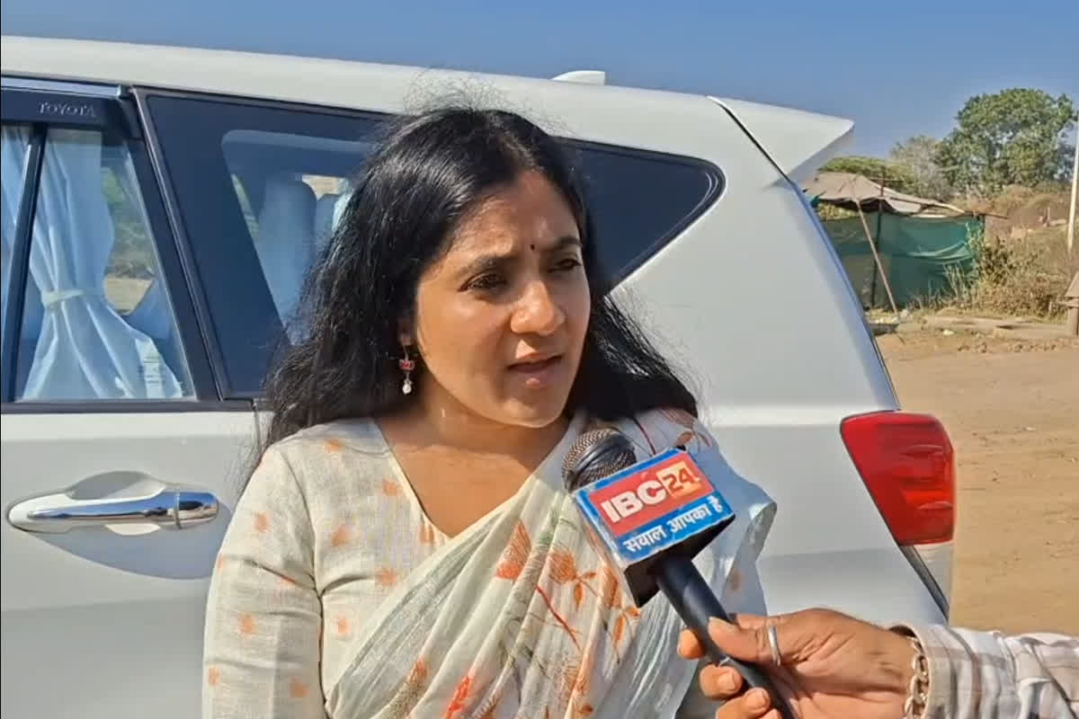 Khargone Collector News: सरकारी राशि में घोटाला करने वाले 4 क्लर्क बर्खास्त, कलेक्टर भव्या मित्तल की कार्रवाई, बाबुओं ने परिवार और रिश्तेदार के नाम राशि डिपॉजिट