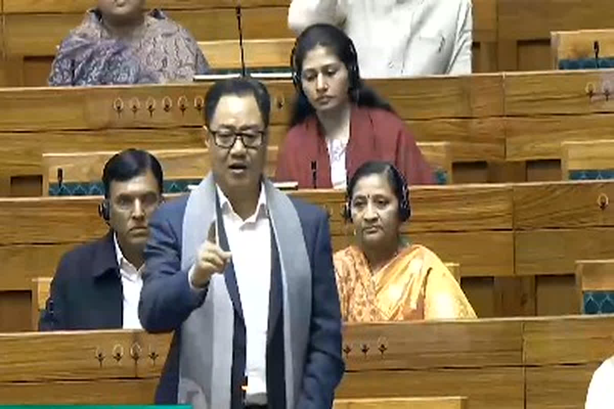 Kiren Rijiju Viral Video: केंद्रीय मंत्री किरेन रिजिजू ने कांग्रेस नेतृत्व पर लगाए पीएम मोदी को ‘धमकी’ देने के आरोप, सदन में कर दी बड़ी मांग, सुनकर आप भी रह जाएंगे दंग 