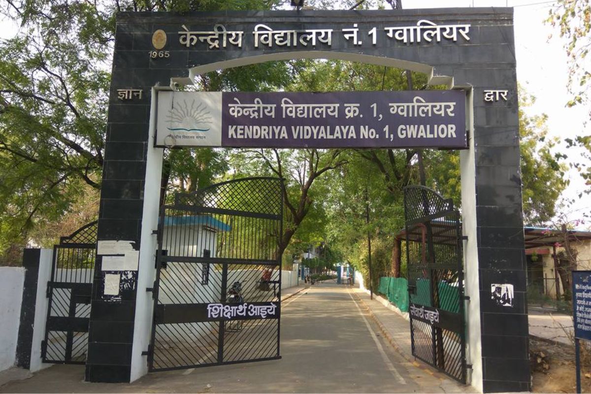 Gwalior News: केंद्रीय विद्यालय का बेलगाम शिक्षक! पढ़ाने की जगह करता था गंदे इशारे, शिकायत पर बोला “तुम्हें और तुम्हारी मां को कहीं का नहीं छोड़ूंगा”