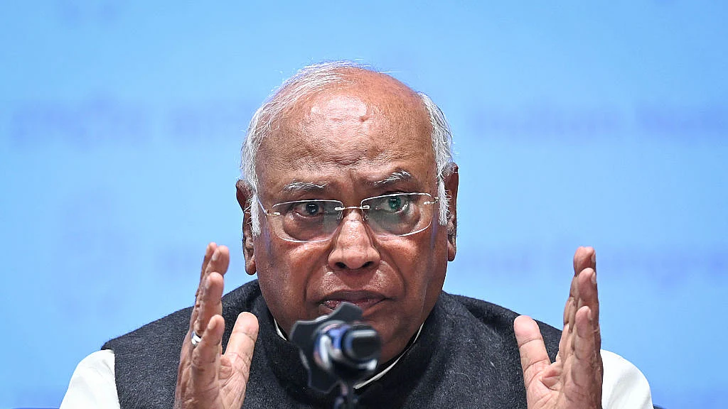 Mallikarjun Kharge X Post: न्यू ईयर से पहले मल्लिकार्जुन खड़गे का रीकैप, नमस्ते ट्रंप से बेरोजगारी तक, कई मुद्दों पर बीजेपी को घेरा, बोले–2025 रहा कुशासन का साल