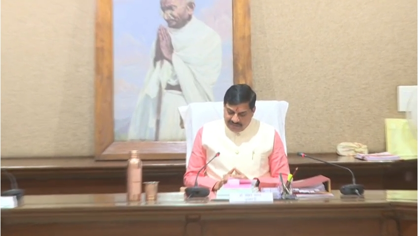 MP Cabinet Baithak: मध्यप्रदेश कैबिनेट बैठक आज, बैठक शुरू होने से पहले सीएम मोहन यादव ने हँसते हुए कही ऐसी बात, तालियों से गूंज उठा हॉल…