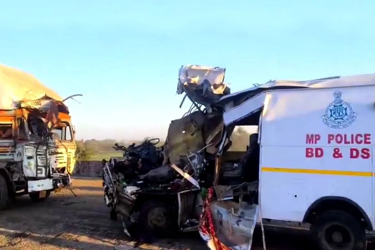 Morena News: आज मुरैना पहुंचेगी 4 पुलिसकर्मियों की पार्थिव शरीर, पुलिस लाइन में दी जाएगी अंतिम सलामी, घायल जवान को एयर एंबुलेंस से दिल्ली भेजा गया