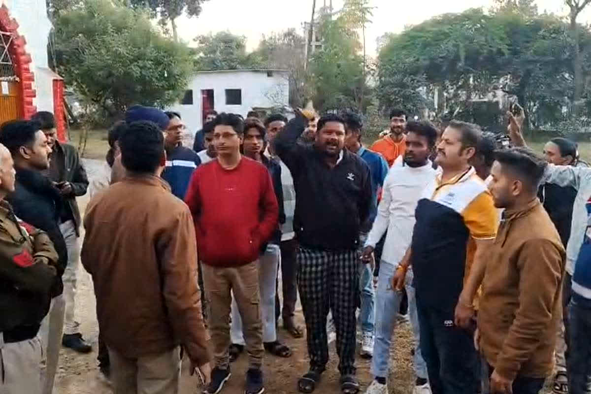 Swastika in Church Toilet: चर्च के टॉयलेट में लगा दिया स्वास्तिक, हिंदू संगठनों ने काटा बवाल, चर्च के फादर ने बताया क्यों हुआ ऐसा