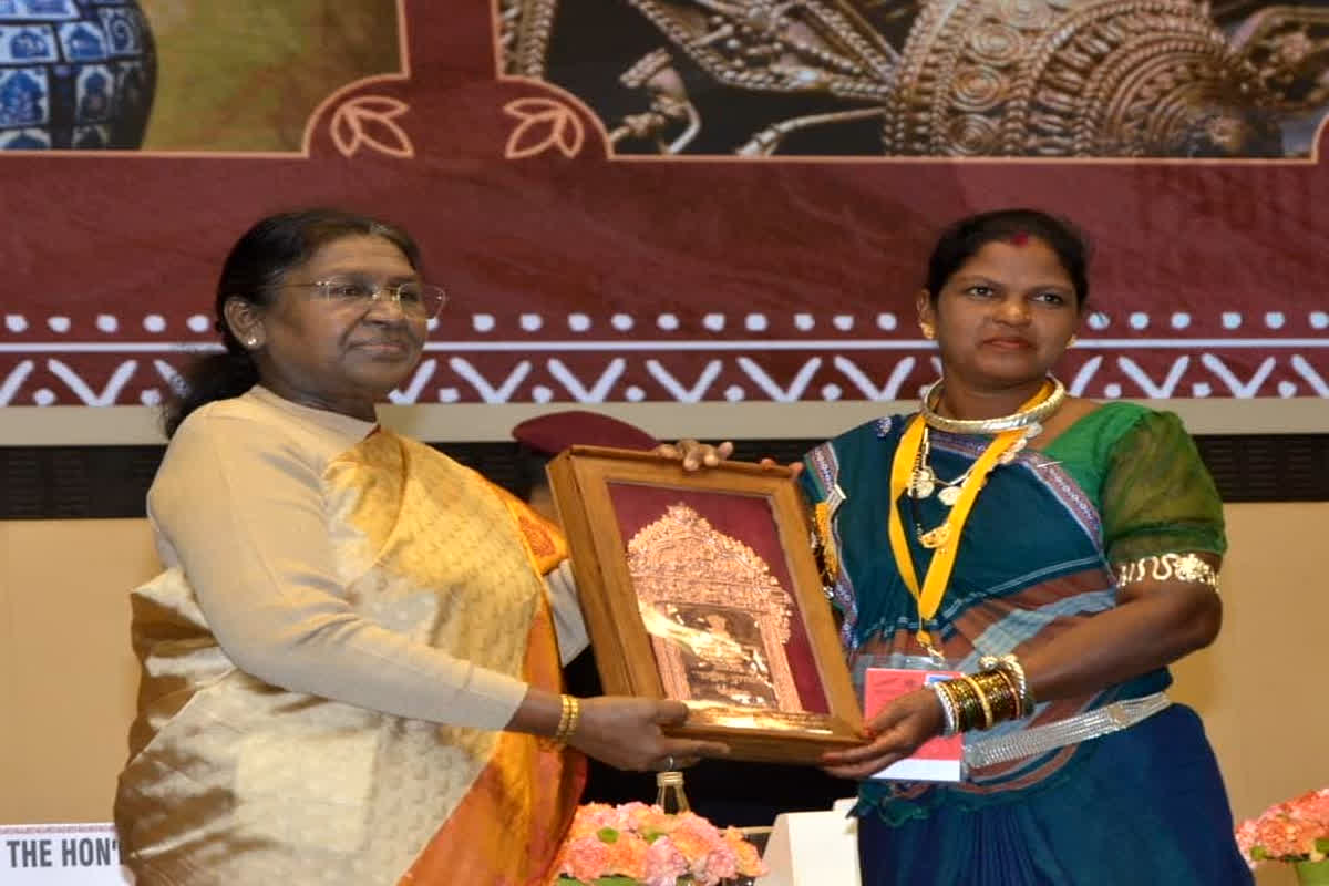 National Handicrafts Award 2025: CG के हस्तशिल्प को राष्ट्रीय पुरस्कार! बस्तर की इस महिला को मिला ‘शिल्प गुरु’ सम्मान, राष्ट्रपति ने किया सम्मानित