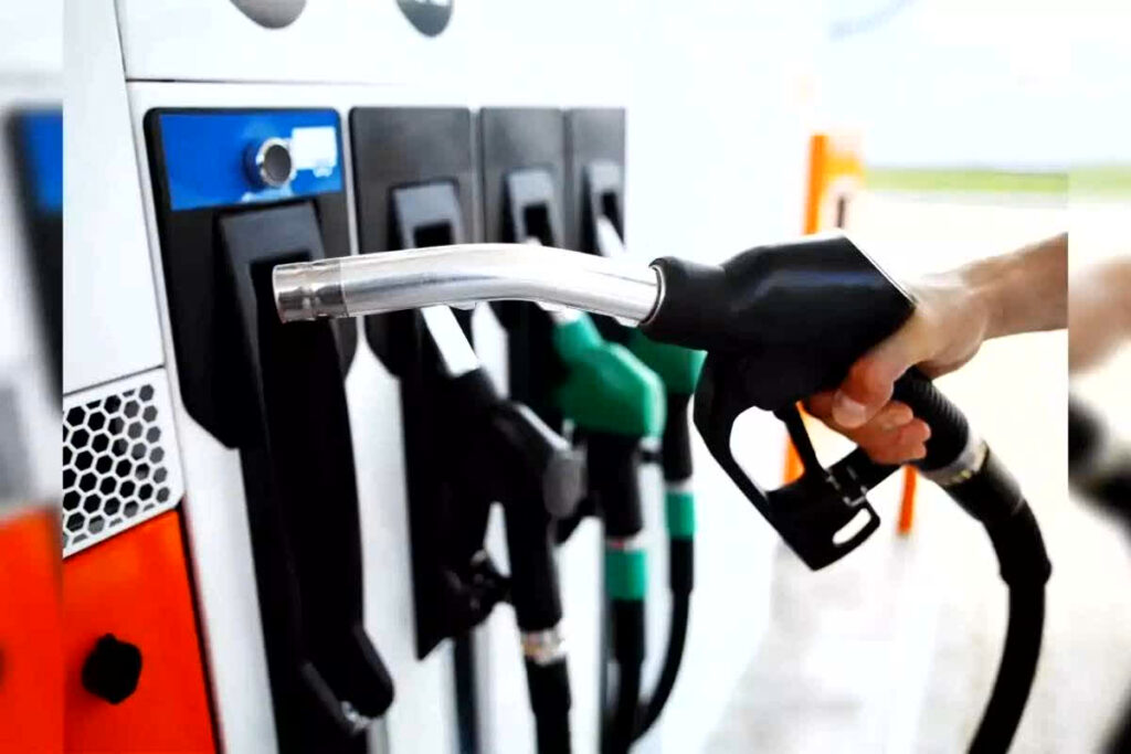 Petrol Diesel Price 05 December 2025: पेट्रोल की कीमत में 2 रुपए कटौती, डीजल के रेट में भी हुआ बड़ा बदलाव / Image: File