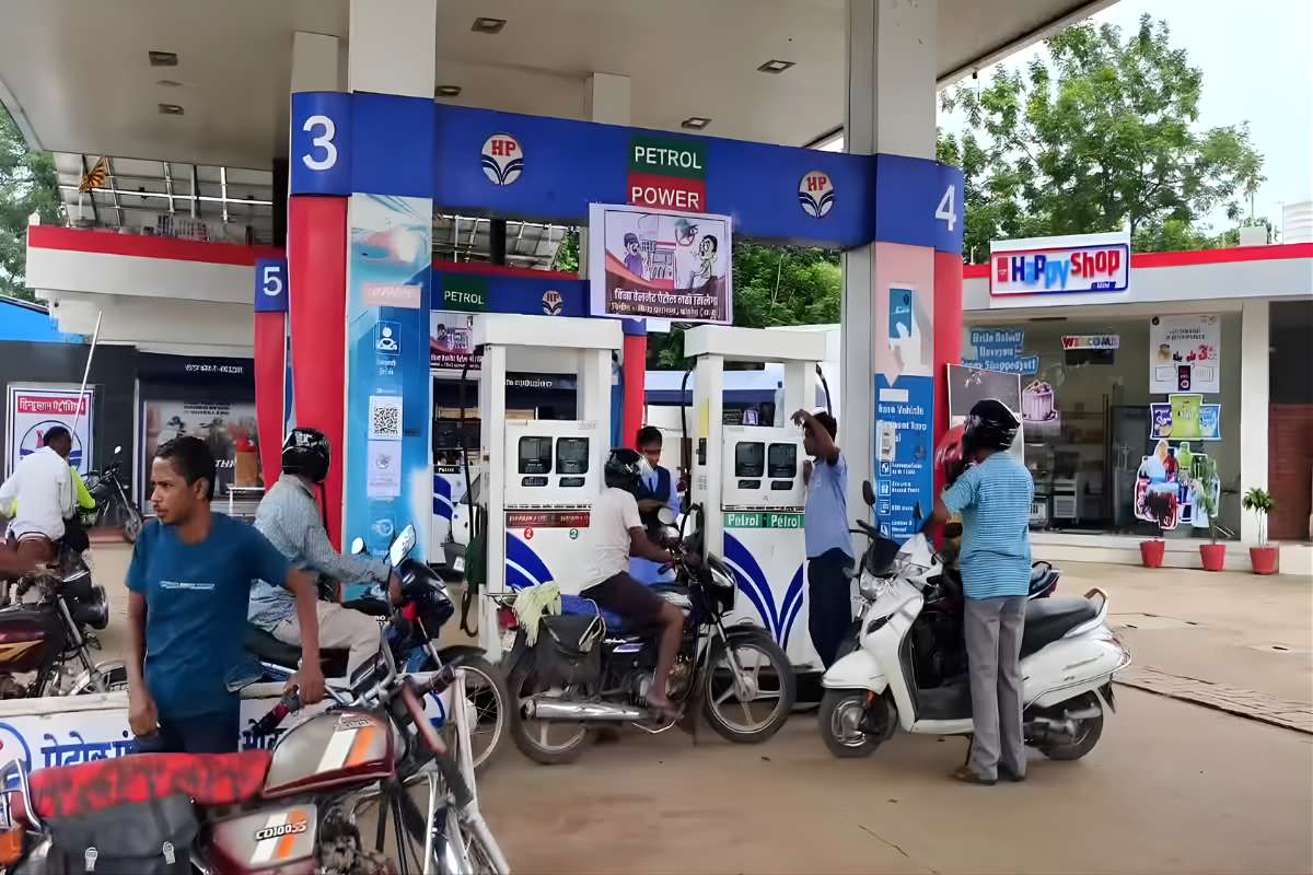 Petrol Diesel Price 27 December 2025: पेट्रोल 95 और डीजल 85 रुपए लीटर, नए साल से पहले आए आम जनता के अच्छे दिन, देखिए आज क्या है ईंधन का रेट