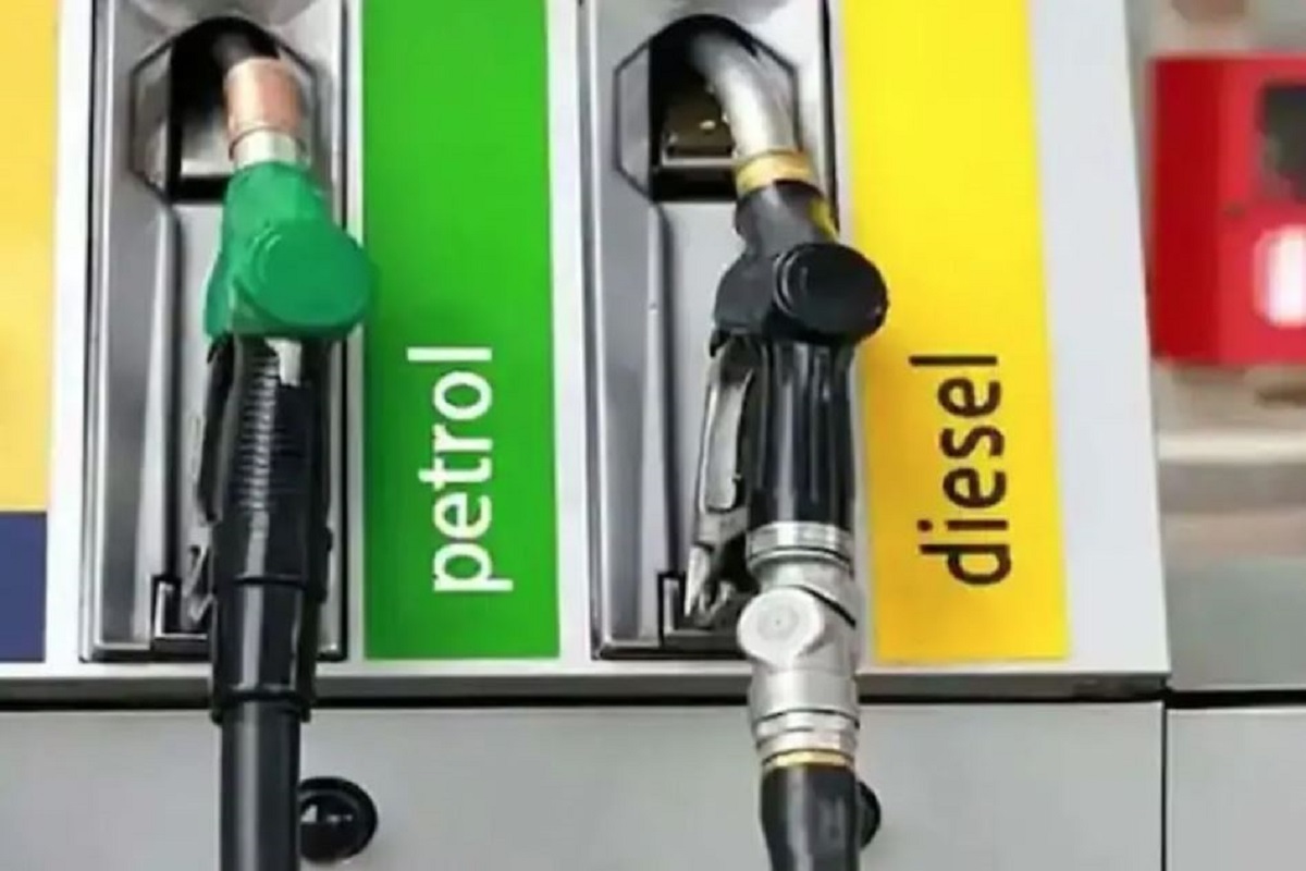 Petrol Diesel Price 30 December 2025: वाहन चालकों को सुबह-सुबह मिली बड़ी खुशखबरी! पेट्रोल 94 रुपये और डीजल 82 रुपये के करीब, जानिए क्या आपके शहर में भी यही है दाम?