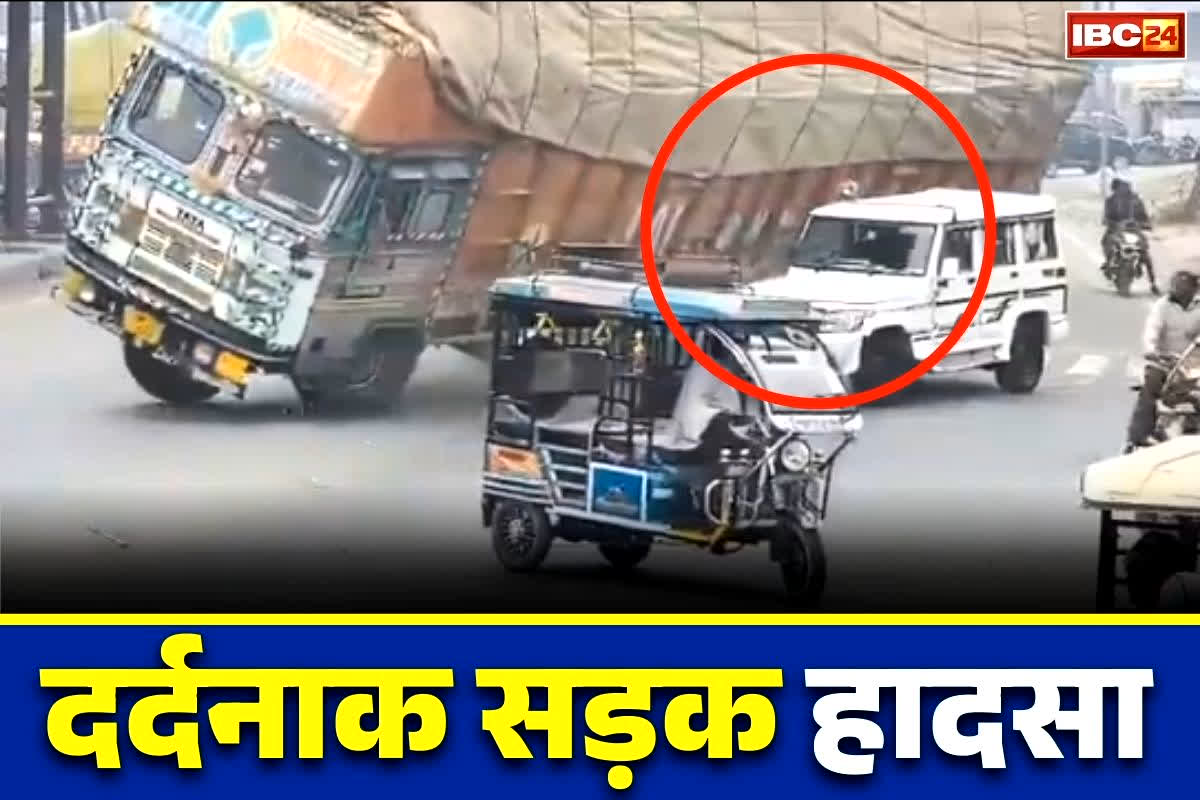 Rampur Road Accident CCTV Video: बोलेरो पर ही जा पलटी भारी-भरकम ट्रक.. CCTV कैमरे में कैद हुआ दर्दनाक सड़क हादसा, दहल जायेंगे देखकर