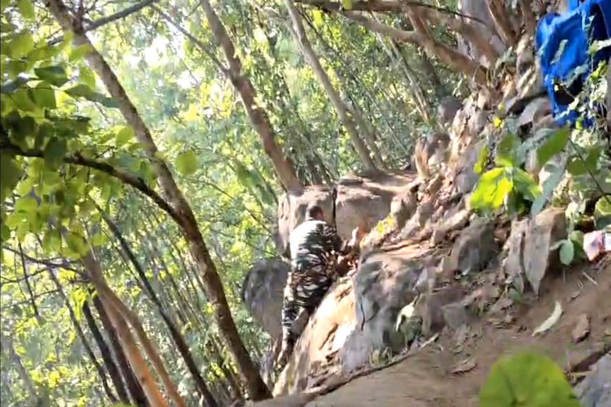 Sukma IED Blast Video: जंगल में जवानों का ताबड़तोड़ ऑपरेशन! नक्सली मांडर गणेश उईके समेत 6 मारे गए, अब खतरनाक IED निष्क्रिय करने का एक्सक्लूसिव वीडियो आया सामने