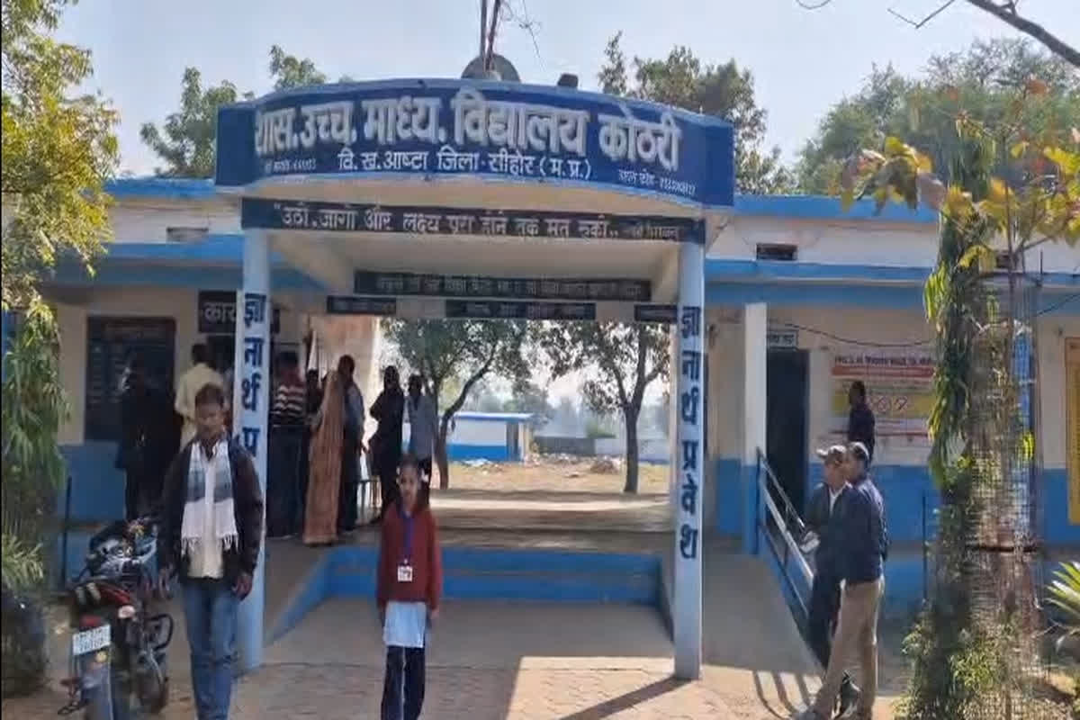 Teacher Assault Video: स्कूल में शिक्षिका का शर्मनाक करतूत! हॉस्टल में छात्राओं के साथ किया ये खौफनाक कांड, वीडियो वायरल होते ही मचा हड़कंप