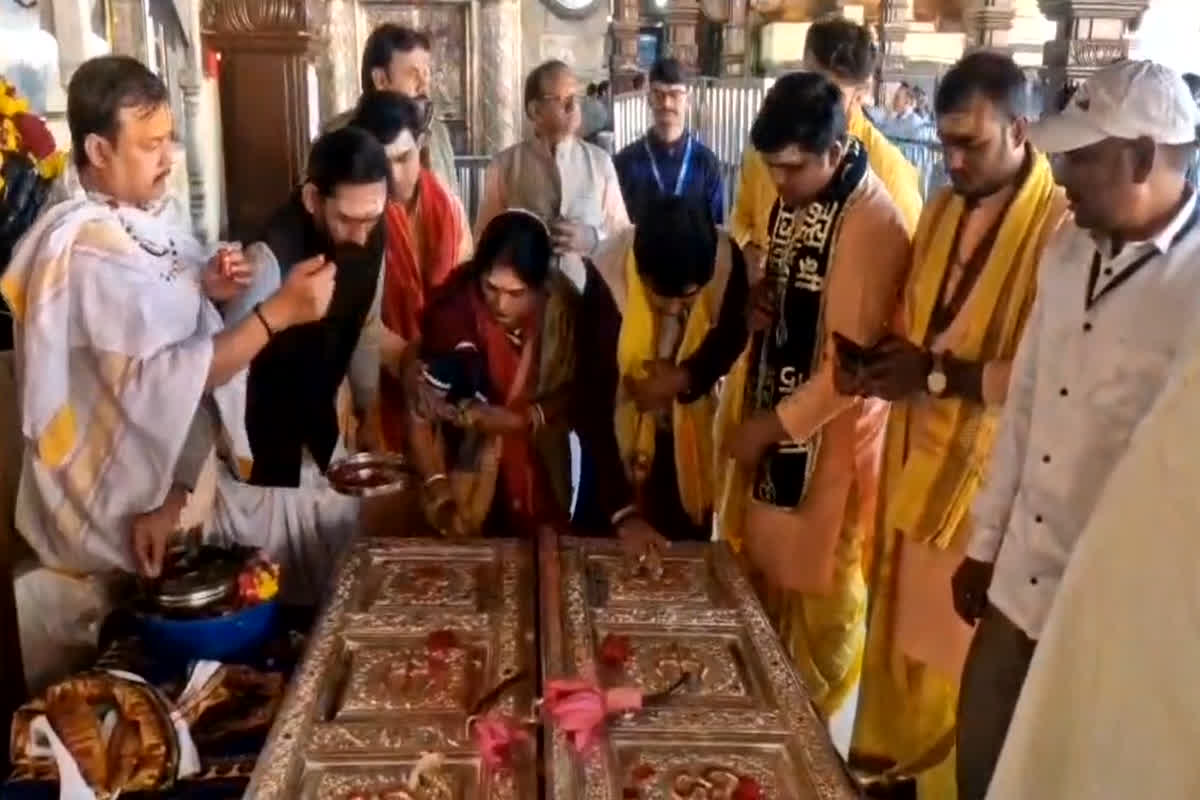 Mahakal Mandir Viral Video: मनोकामना पूरी होने पर भक्त ने महाकाल के दरबार में चढ़ाई ऐसी चीज, देखने वाले भी रह गए हैरान, आप भी देखें वीडियो