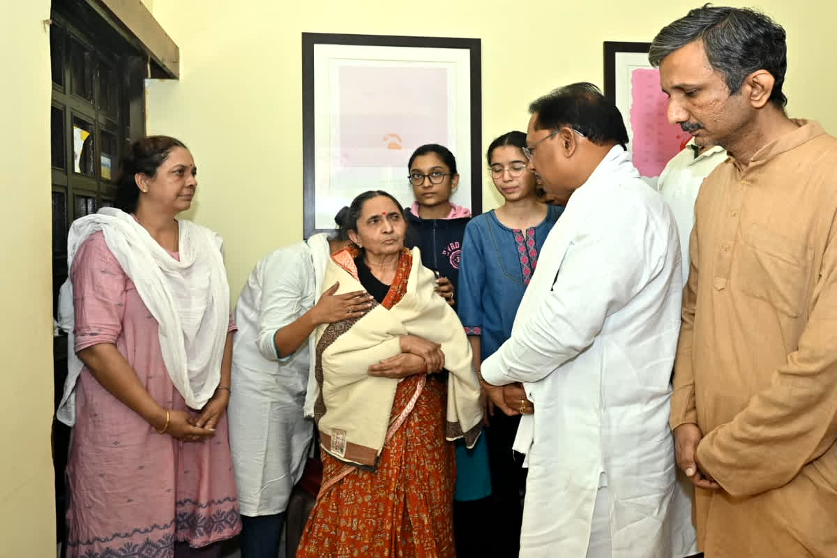 Vinod Kumar Shukla Funeral: ज्ञानपीठ सम्मानित साहित्यकार विनोद कुमार शुक्ल को राजकीय सम्मान के साथ दी अंतिम श्रद्धांजलि, सीएम विष्णु देव साय ने कंधा देकर दी विदाई