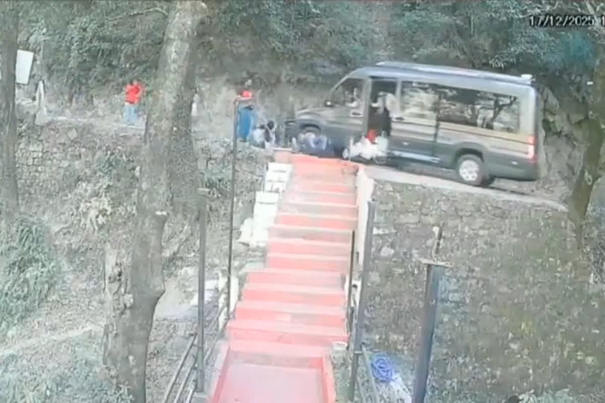 Viral Video: ट्रेवलर ऊंचाई से खाई में गिरने लगी, मची चीख-पुकार… यात्री लगातार कूदते रहे, फिर जो कुछ भी हुआ… वीडियो में कैद हुआ खौफनाक मंजर