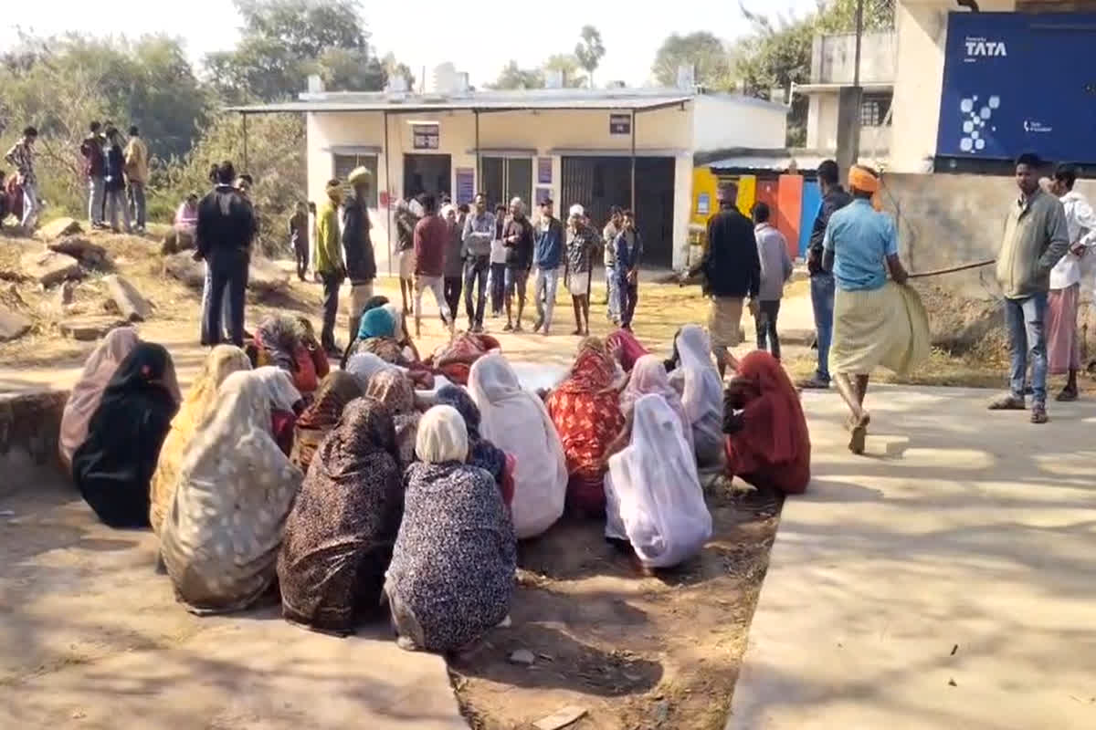 Alirajpur News: आउटसोर्स कर्मचारी की मौत के बाद भड़के परिजन, बिजली विभाग के कार्यालय के सामने शव रखकर किया प्रदर्शन, लगाया हत्या का आरोप