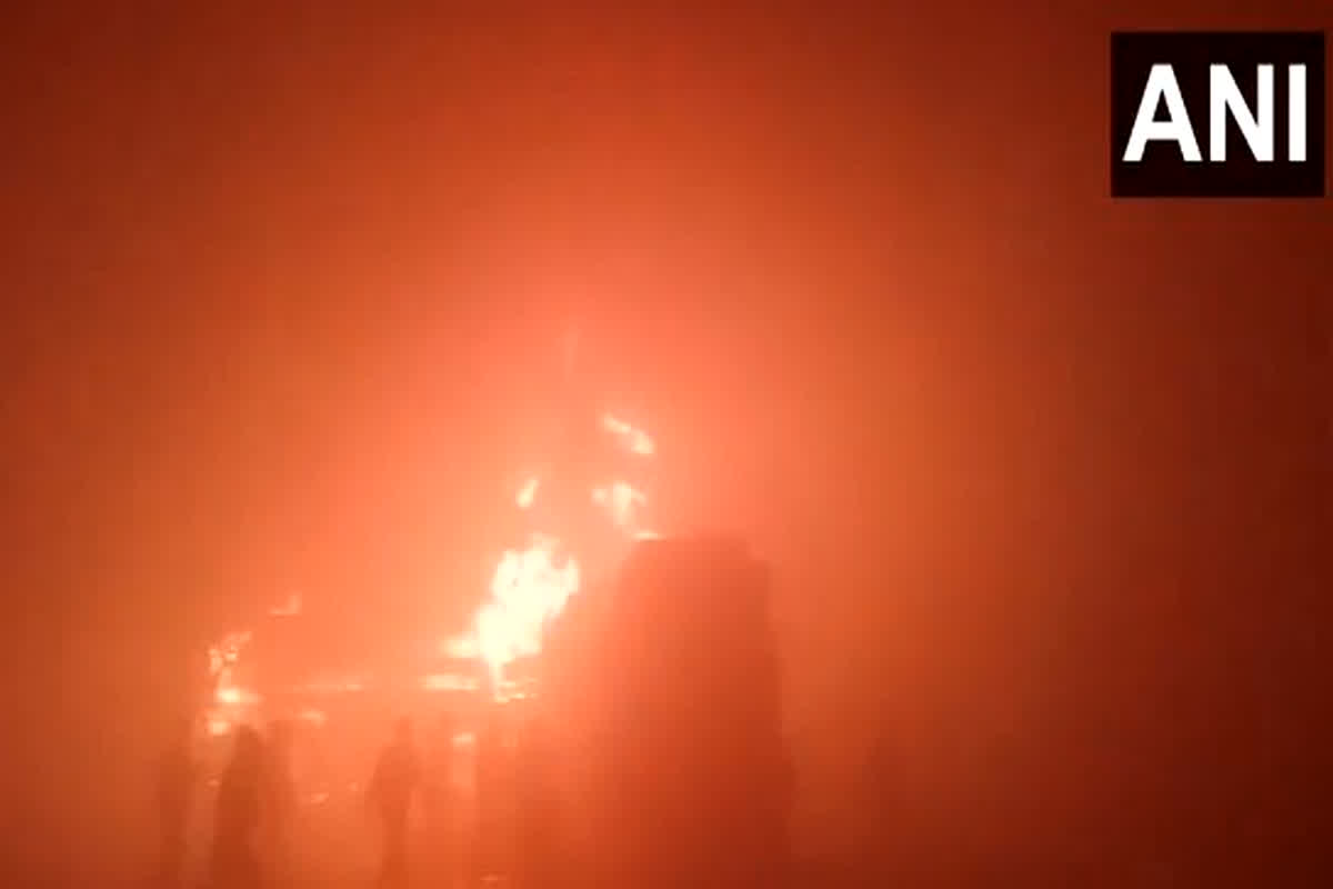 Road Accident In Yamuna Expressway: इस जगह हुआ भीषण हादसा, 6 बस और 3 कार जलकर हुई खाक, दो लोगों की जिंदा जलने से मौत, देखें खौफनाक वीडियो