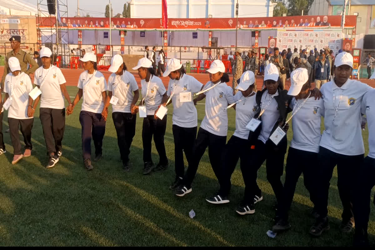 Bastar Olympics 2025: बस्तर ओलंपिक समापन समारोह में सरेंडर किए नक्सलियों ने किया डांस, जमकर वायरल हो रहा वीडियो