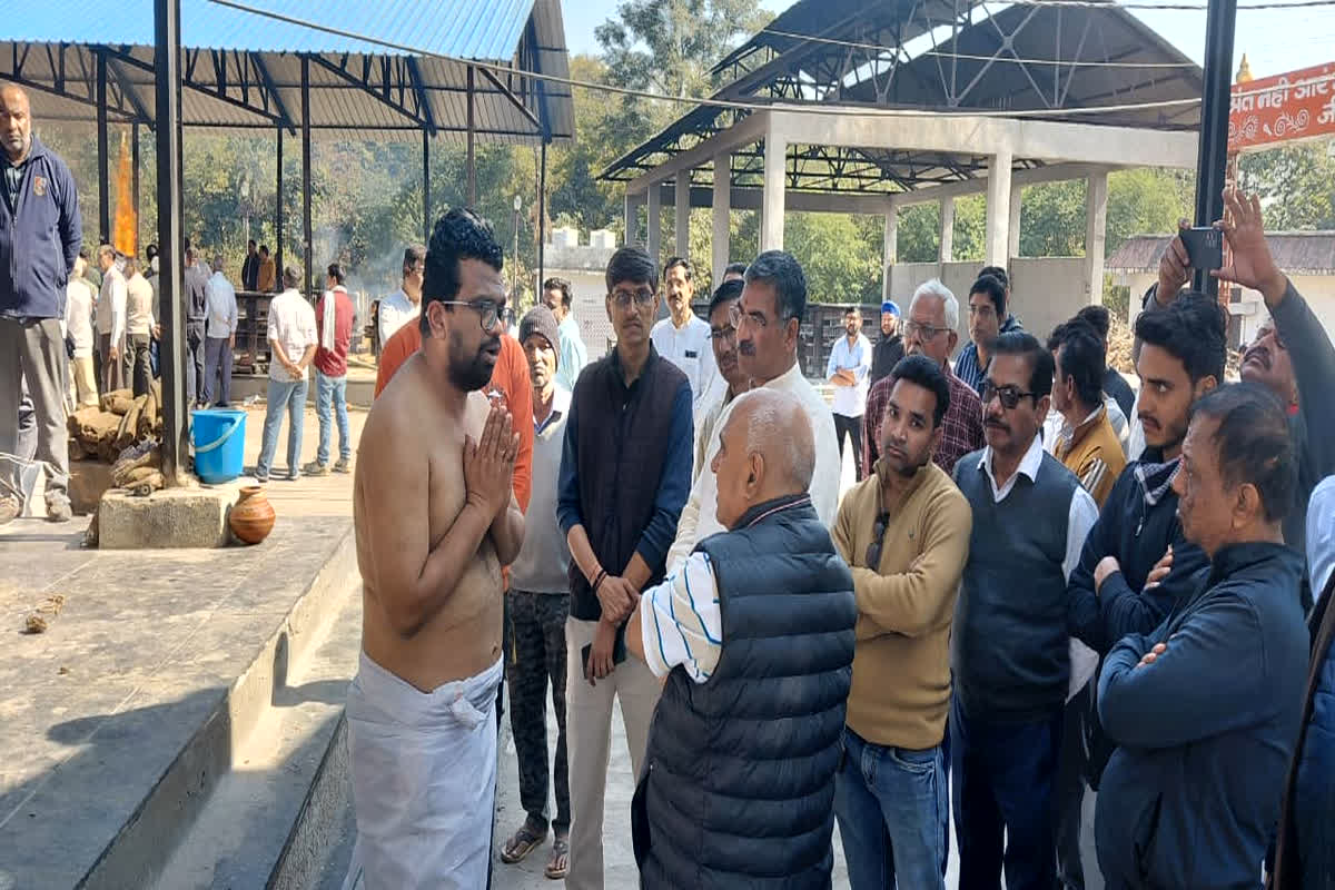 Betul News: बीजेपी कार्यकर्ता के निधन पर भावुक हुए विधायक खण्डेलवाल, सभी कार्यक्रमों को किया रद्द, हर संभव सहयोग का जताया भरोसा