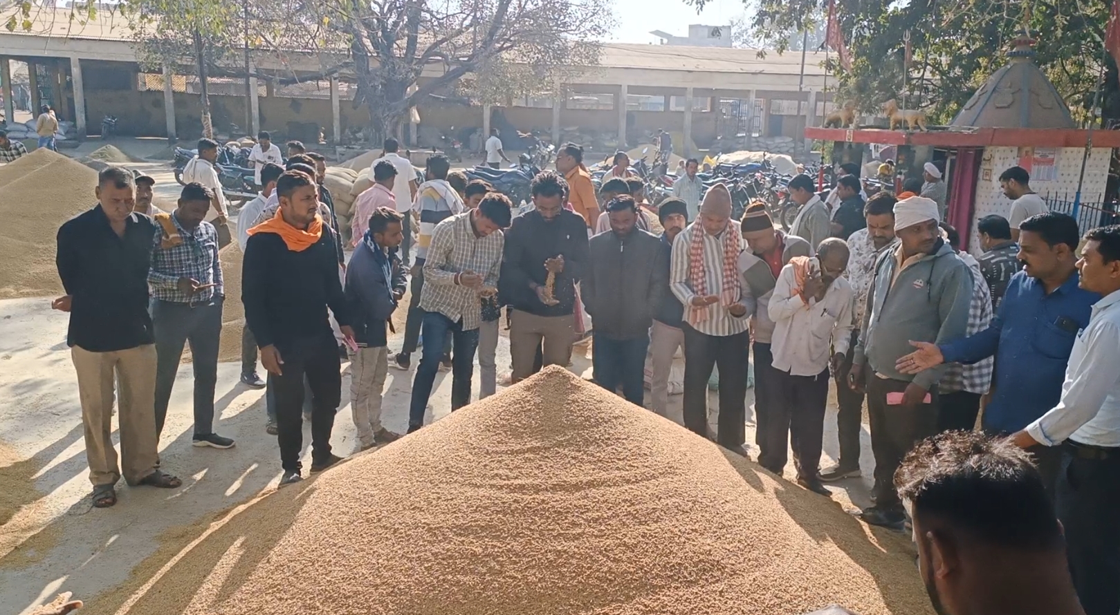 Bhatapara Agricultural Market Crisis: छत्तीसगढ़ की सबसे बड़ी मंडी में आर्थिक उथल-पुथल, उपज की कम आवक से मजदूर और व्यापारियों में गुस्सा, कुछ बड़ा करने जा रहे…