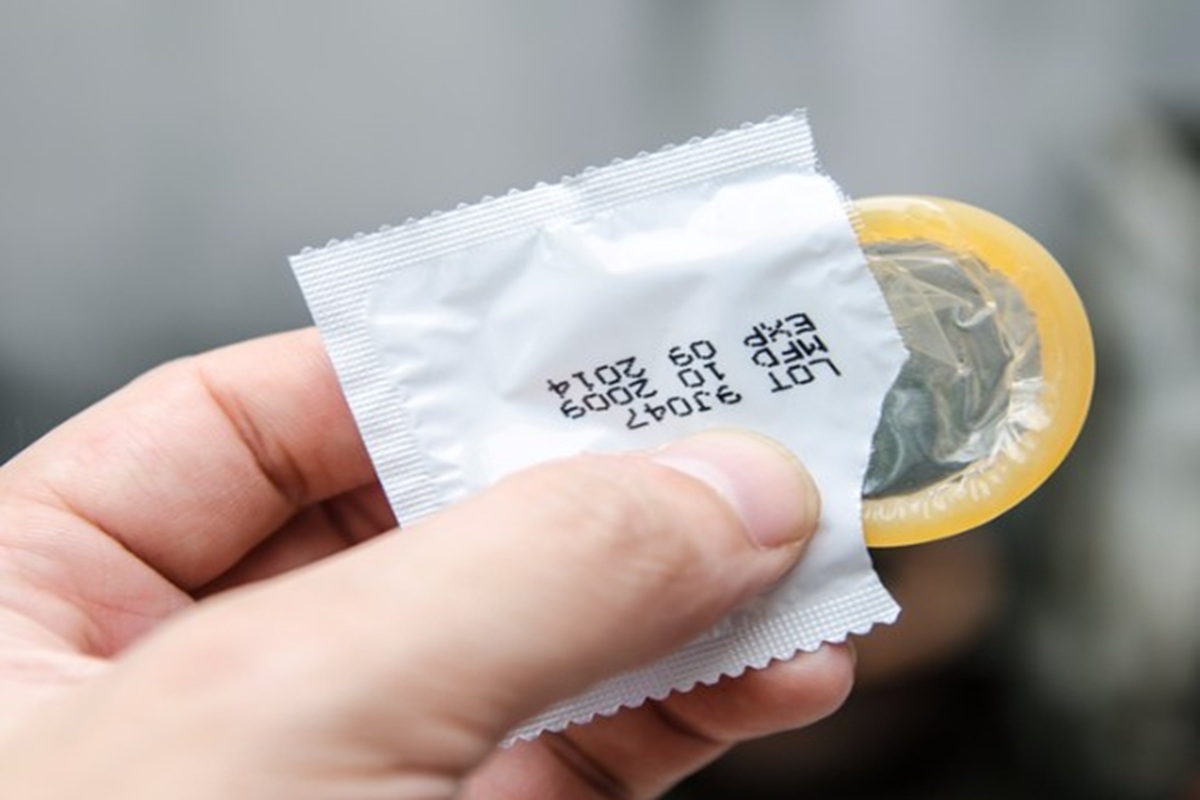 Condom Crisis: एक महीने के लिए बंद होगी कंडोम की बिक्री! इस वजह से सरकार ने लिया बड़ा फैसला