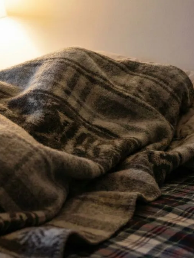 रजाई में मुंह ढककर सोना पड़ सकता है भारी! जानिए पूरा सच