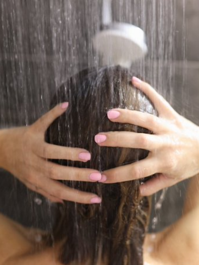 Hair Care Tips in Hindi: आपके बालों की सेहत को गर्म पानी कर रहा है नुकसान, जानें 5 डरावने असर!