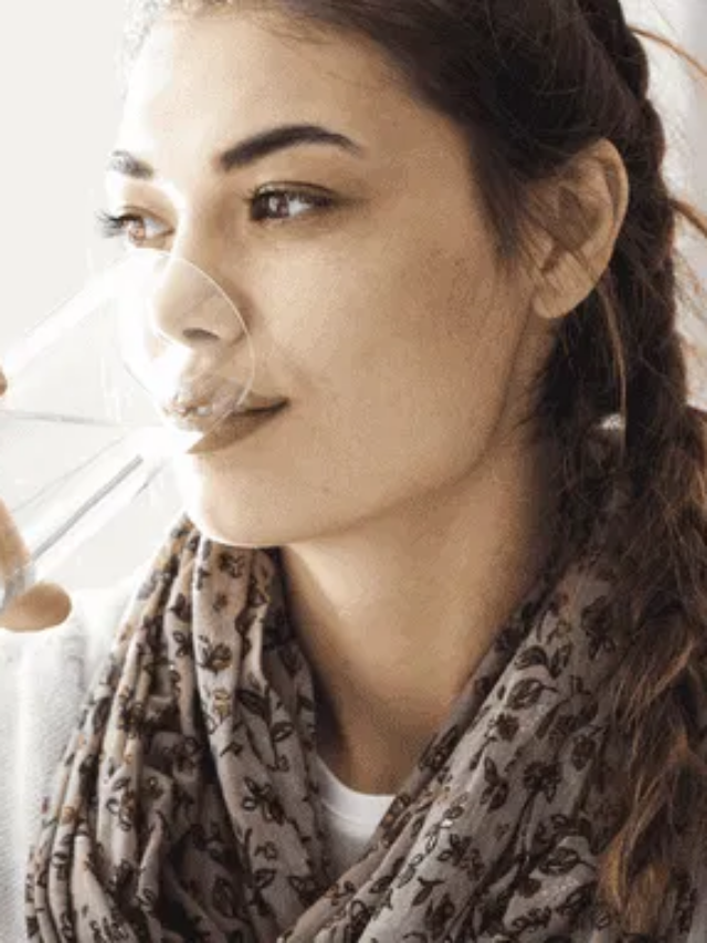 सुबह उठते ही गरम पानी पीएँ, जानें 5 चौंकाने वाले फायदे!