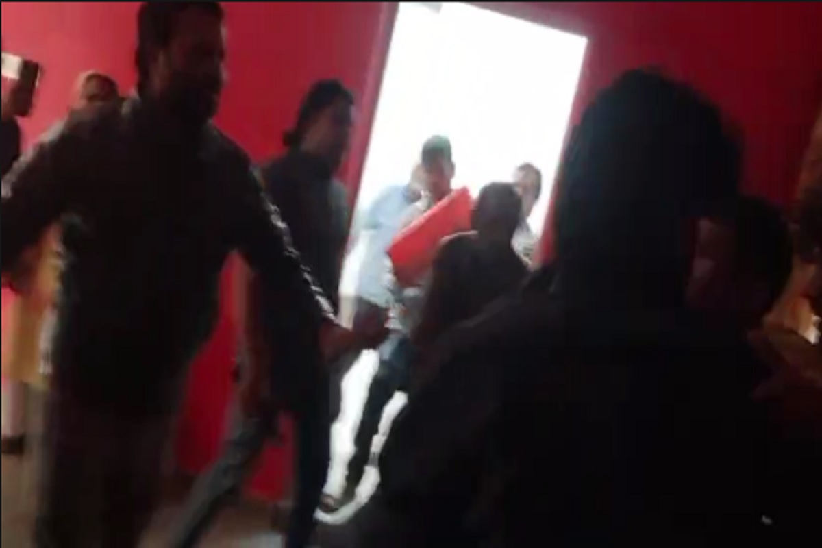 Damoh News: पार्षद पति की गुंडागर्दी, वार्ड के व्यक्ति के घर जबरन घुसकर किया ऐसा काम, अब घटना वीडियो आया सामने