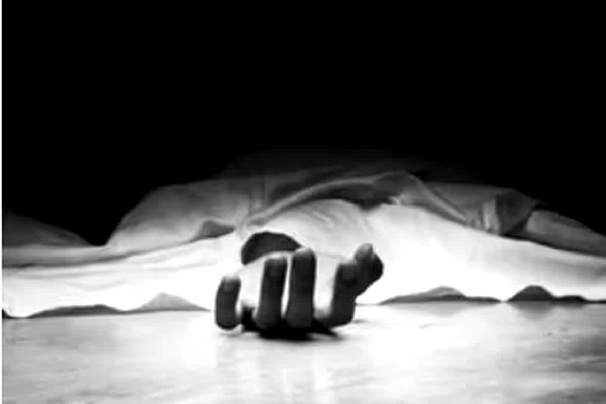 Raipur Crime News: लव मैरिज का दर्दनाक अंत! रायपुर में पति ने पत्नी की हत्या कर ट्रेन के सामने लगाई छलांग, सुसाइडल नोट पढ़कर उड़े पुलिस के होश