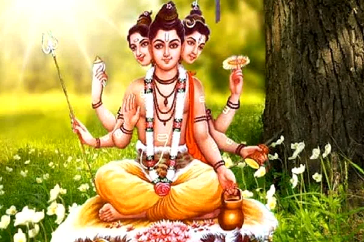 Dattatreya Jayanti 2025: आज है दत्तात्रेय जयंती, जानिए कौन हैं भगवान दत्तात्रेय और कब है उनकी पूजा का सबसे शुभ समय?