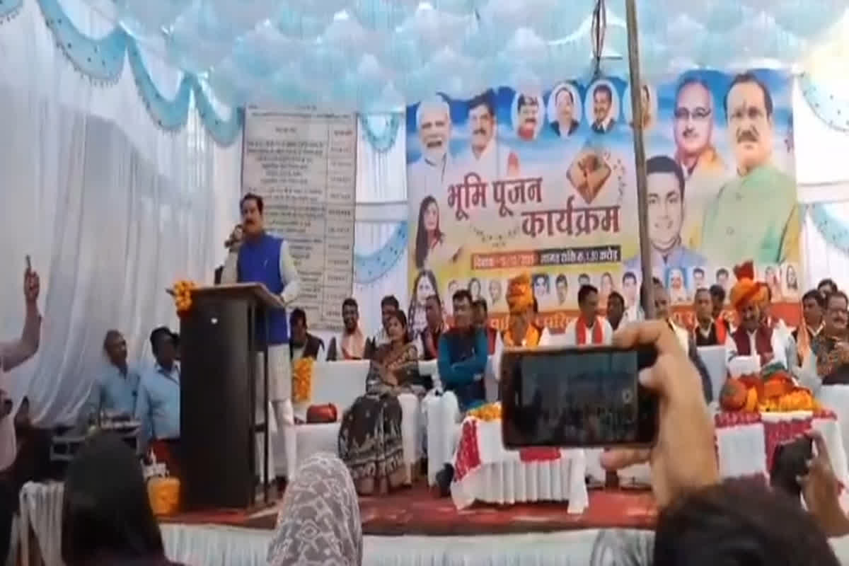 Gautam Tetwal viral video: मंत्री जी 100 साल पीछे चले गए? कागज हाथ में था, फिर भी 2023 को कुछ और ही पढ़ गए! गौतम टेटवाल के भाषण का वीडियो वायरल