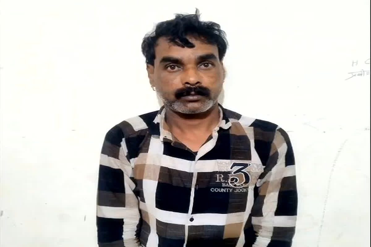 Gwalior Viral Video: ट्रैफिक पुलिस चौकी में युवक ने मचाया उत्पात, किया कुछ ऐसा की CCTV में रिकॉर्ड हो गया सब, वीडियो देख आप भी रह जाएंगे हैरान