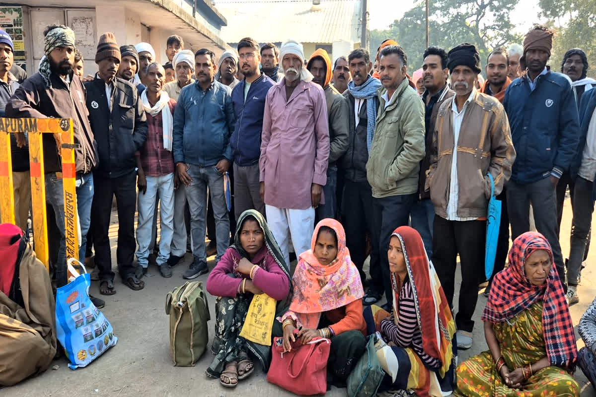 Harda News: इस जिले में बढ़ी यूरिया खाद की किल्ल्त, दो-दो दिन से लाइन में लगे किसानों को भी नहीं मिल रहा खाद, प्रशासन पर लगे गंभीर आरोप