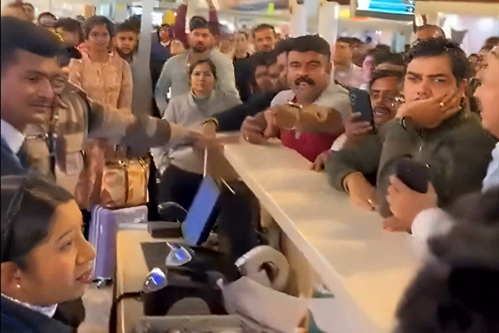 Indigo Flight Cancellation News: पिता ने रो-रोकर बेटी के लिए मांगा सेनेटरी पैड, एयरपोर्ट पर मौजूद इंडिगो स्टाफ बोली- सॉरी / Image: Viral Video